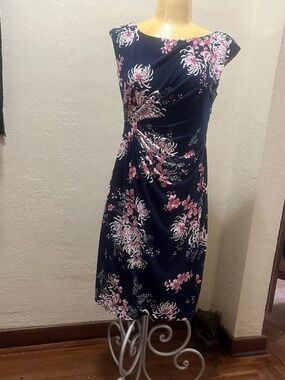 Pretty floral dress for work, brunch, baby shower…